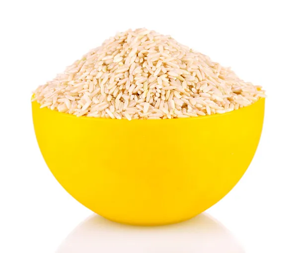Hnědá rýže v žluté desky, izolované na bílém — Stock fotografie