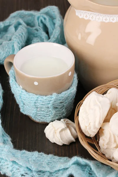 Brocca e tazza di latte con meringhe sul tavolo di legno primo piano — Foto Stock