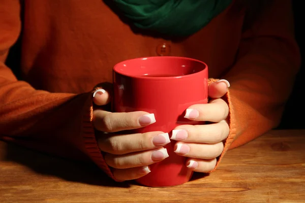 Руки держат кружку горячего напитка, крупным планом — стоковое фото
