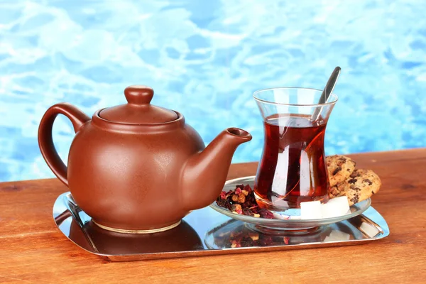 Sklenice tureckého čaje a konvici na barvu pozadí — Stock fotografie