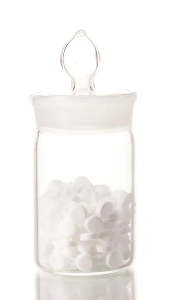 Прозрачная бутылка с таблетками, изолированными на белом — стоковое фото