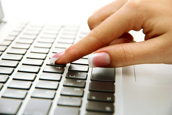 Mão feminina escrevendo no laptop, close-up — Fotografia de Stock