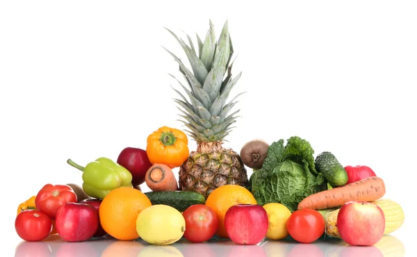 Composición con verduras y frutas aisladas en blanco — Foto de Stock