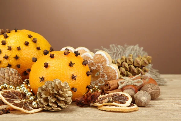 Композиция рождественских пряностей и мандаринов, на деревянном столе — стоковое фото