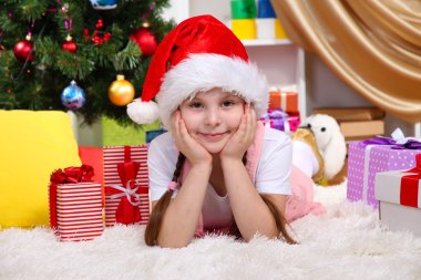 Noel ağacı festively bir şekilde dekore edilmiş oda yakınındaki küçük kız