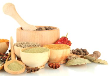 ahşap harç, kaseler ve baharat üzerine beyaz izole kaşıklarla