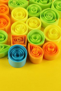 renkli sarı arka plan yakın çekim quilling