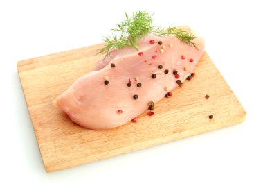 çiğ tavuk eti üzerinde beyaz izole kesme tahtası üzerinde