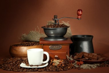 fincan kahve değirmeni, turk ve kahverengi zemin üzerine kahve çekirdekleri