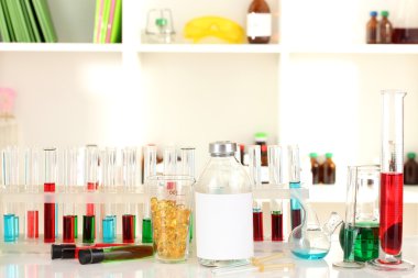 Laboratuvar arka plan üzerinde renkli sıvı ile farklı Laboratuar kapkacakları