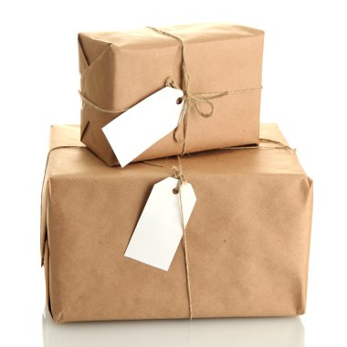 parsel üzerinde beyaz izole, kraft kağıt kutular