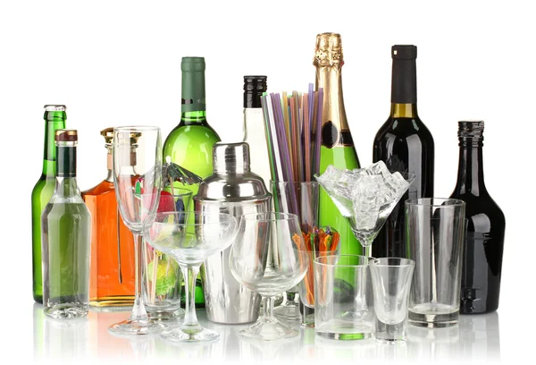 Coleção de vários copos e bebidas isoladas em branco — Fotografia de Stock