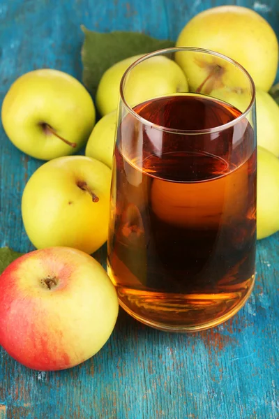 Nuttige appelsap met appels rond op houten tafel — Stockfoto