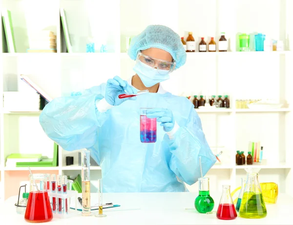 Jonge vrouwelijke wetenschapper in laboratorium — Stockfoto
