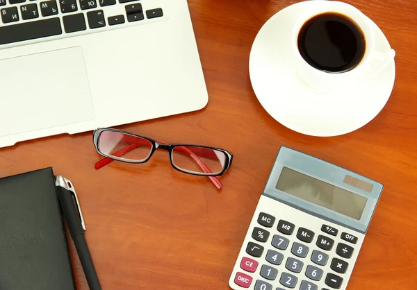 Fornitura ufficio e laptop isolati su bianco — Foto Stock