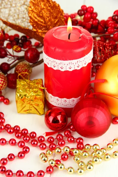 Rote Kerze mit Weihnachtsdekoration auf hellem Hintergrund — Stockfoto