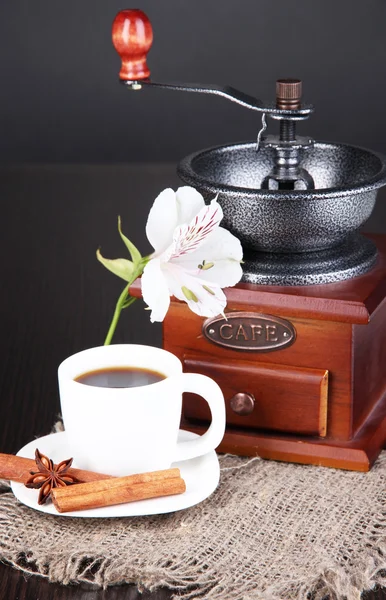 Xícara de café com moinho de café na mesa de madeira — Fotografia de Stock