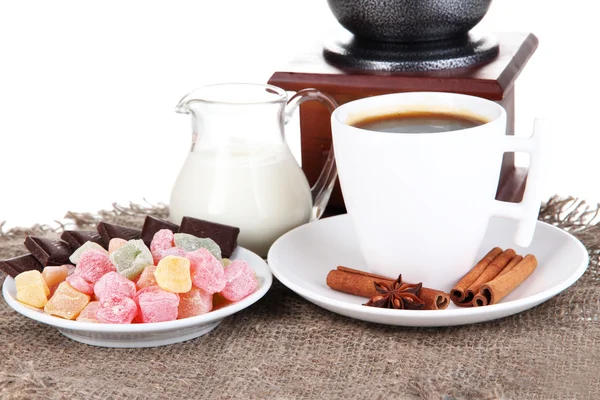 Taza blanca de café turco con delicia de rahat y leche aislada en blanco — Foto de Stock