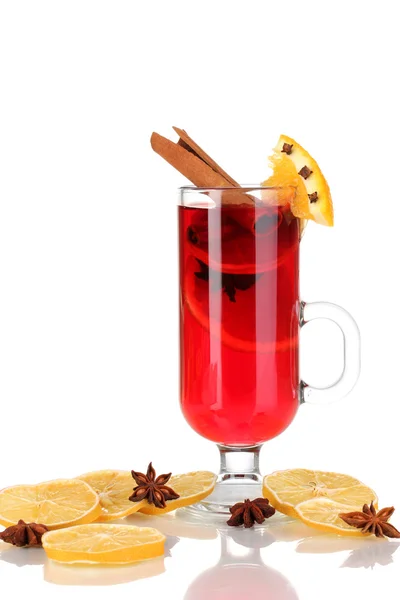 Geurige glühwein in glas met specerijen en sinaasappelen rond geïsoleerde op wit — Stockfoto