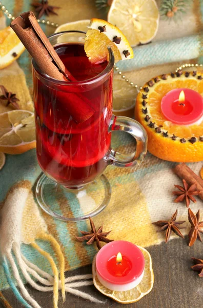 Doftande glögg i glas med kryddor och apelsiner runt på träbord — Stockfoto