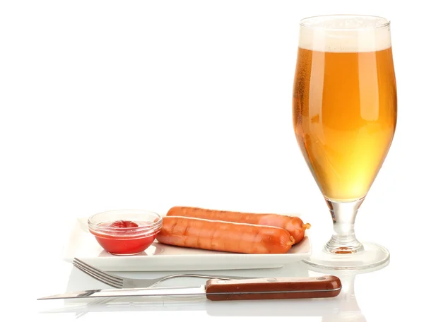 Bier und Grillwürste isoliert auf Weißwurst — Stockfoto