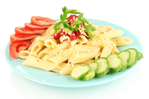 Plato de pasta Rigatoni con salsa de tomate aislada sobre blanco —  Fotos de Stock