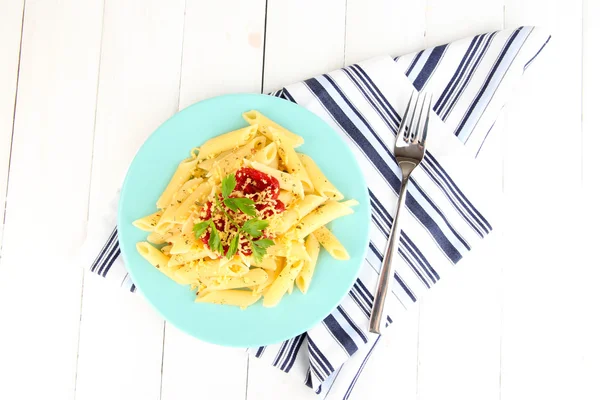 Prato de macarrão Rigatoni com molho de tomate na mesa de madeira branca — Fotografia de Stock