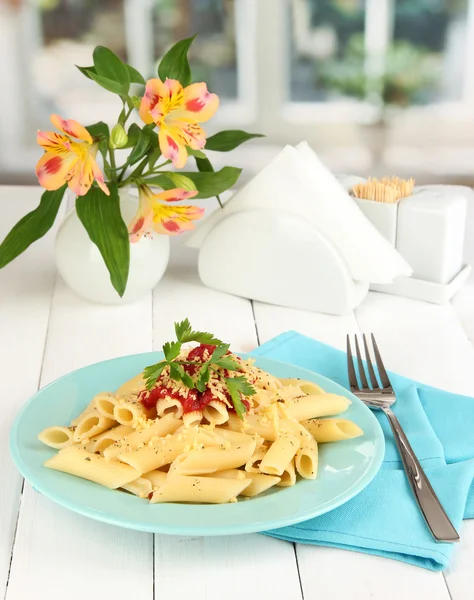 Prato de macarrão Rigatoni com molho de tomate na mesa de madeira branca no café — Fotografia de Stock