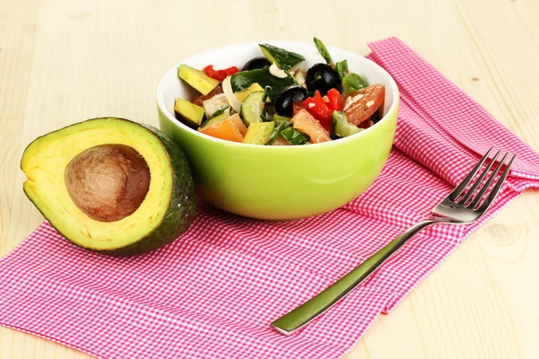 Gustosa insalata di avocado in ciotola sul tavolo di legno primo piano — Foto Stock