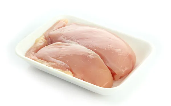 Viande de poulet crue dans un plateau en plastique isolé sur blanc — Photo