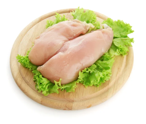 Carne di pollo cruda sul tagliere, isolata su bianco — Foto Stock