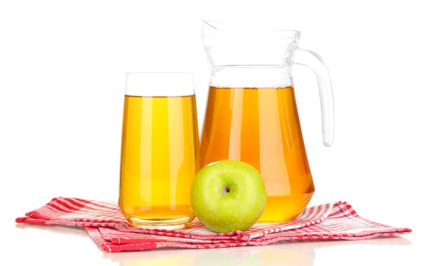 Vaso completo y jarra de zumo de manzana y manzanas aisladas en blanco — Foto de Stock