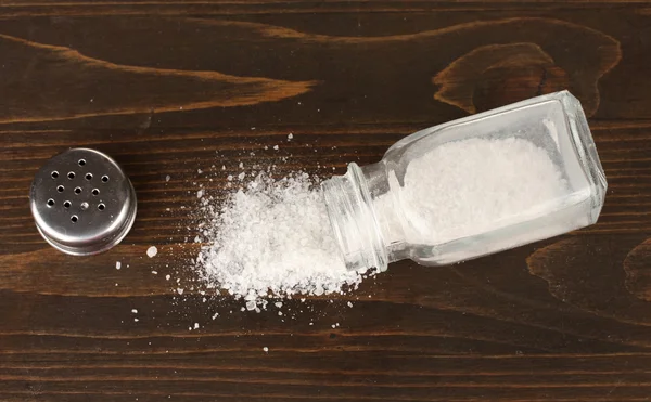 Salt strös på bord — Stockfoto