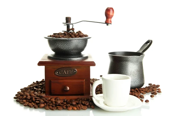 Koffiemolen, turk en kopje koffie met bonen geïsoleerd op wit — Stockfoto