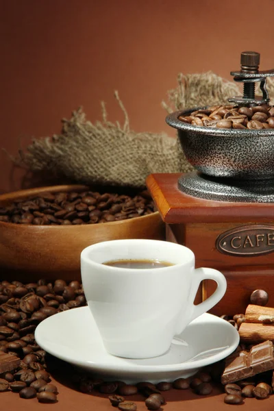 Fincan kahve değirmeni, turk ve kahverengi zemin üzerine kahve çekirdekleri — Stok fotoğraf