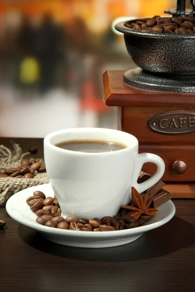 Kopp kaffe, kvarnen och kaffebönor i café — Stockfoto
