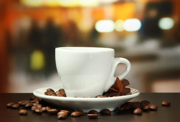 Tazza di caffè con fagioli sul tavolo nel caffè — Foto Stock