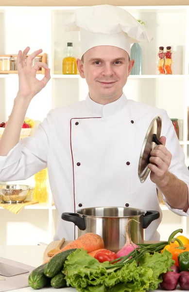 Шеф-кухар готує на кухні — стокове фото