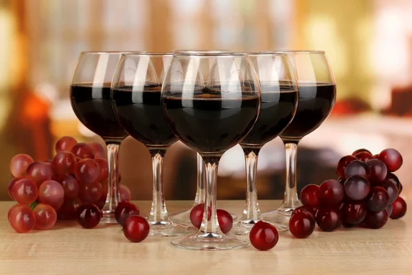 Vino rosso in vetro su sfondo camera — Foto Stock
