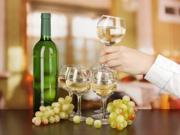 Oda arka plan üzerinde beyaz şarap tadımı — Stok fotoğraf