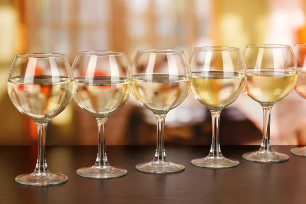 Witte wijn in glazen op kamer achtergrond — Stockfoto