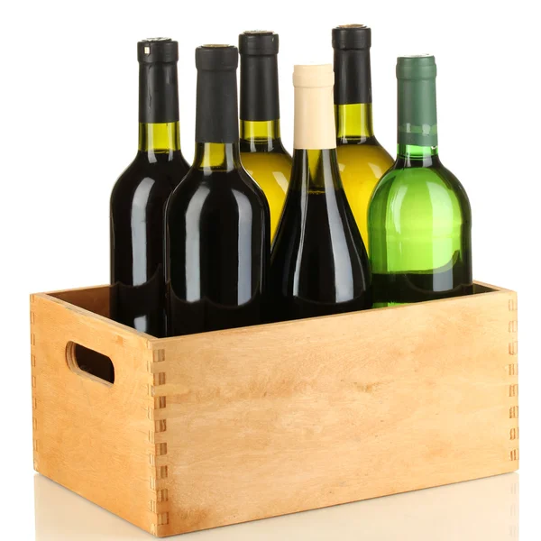 Botellas de vino en caja de madera aislada en blanco — Foto de Stock