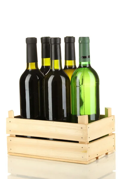 Botellas de vino en caja de madera aislada en blanco — Foto de Stock