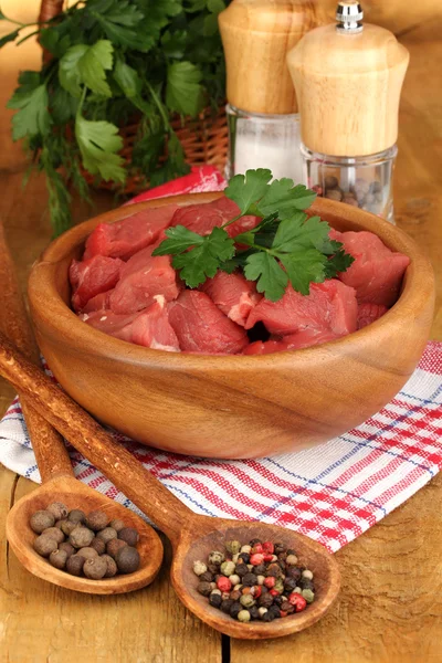 生牛肉肉与药草和香料棕色背景上的木桌上 — 图库照片