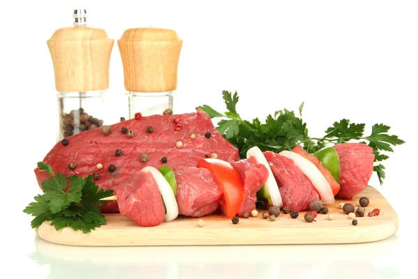 Ruwe rundvlees vlees gemarineerd met kruiden en specerijen geïsoleerd op wit — Stockfoto