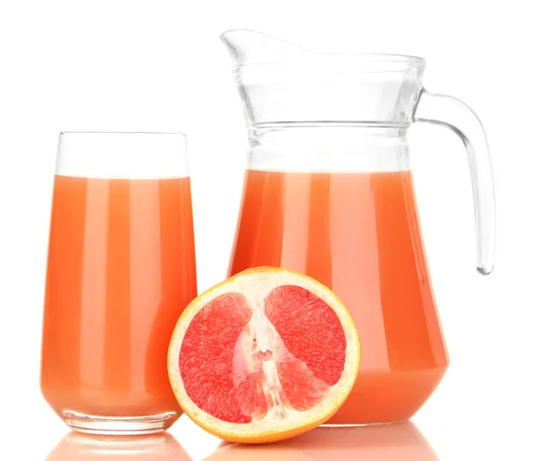 Fullt glas och kanna av grapefruktjuice och grapefrukt isolerad på vit Stockfoto