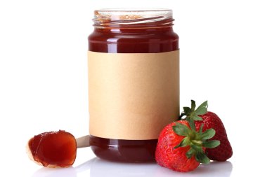 Berry reçel ve üzerinde beyaz izole çilek