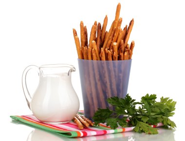 lezzetli kızarmış sopa üzerinde beyaz izole mor plastik kap içinde