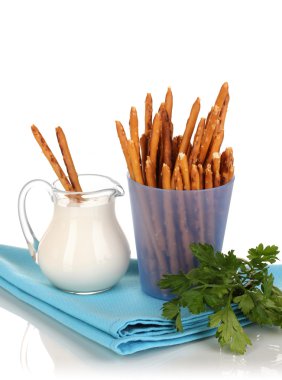 lezzetli kızarmış sopa üzerinde beyaz izole mor plastik kap içinde