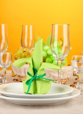 yeşil ve sarı tonlarında renkli arka plan üzerinde tablo ayarı